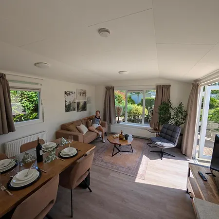 Modern House & Garden Near Amsterdam, 4 Guests フェルゼン・ザイト