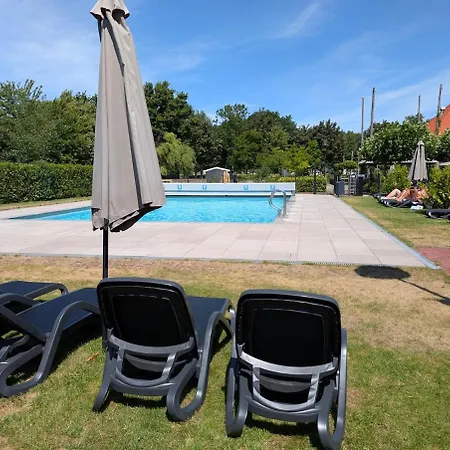 Modern House & Garden Near Amsterdam, 4 Guests アパート *