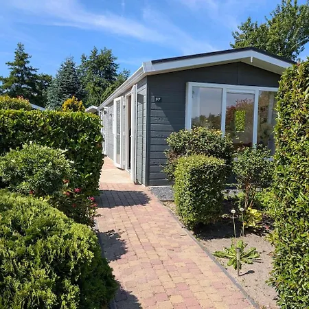 Modern House & Garden Near Amsterdam, 4 Guests フェルゼン・ザイト