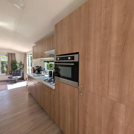 Modern House & Garden Near Amsterdam, 4 Guests フェルゼン・ザイト