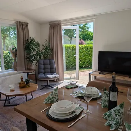 Modern House & Garden Near Amsterdam, 4 Guests アパート フェルゼン・ザイト